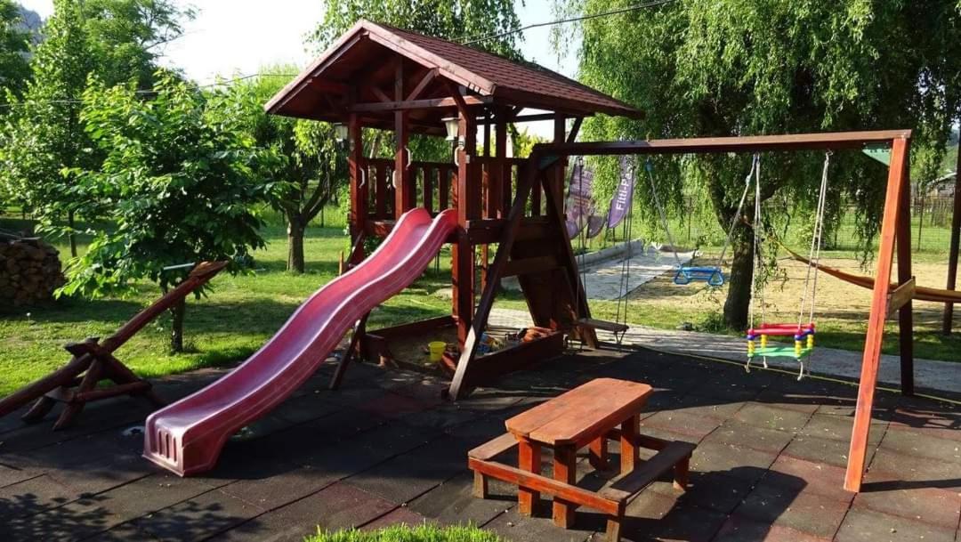 Holiday Vendeghaz Es Szabadidokert Jardanhaza Exteriör bild